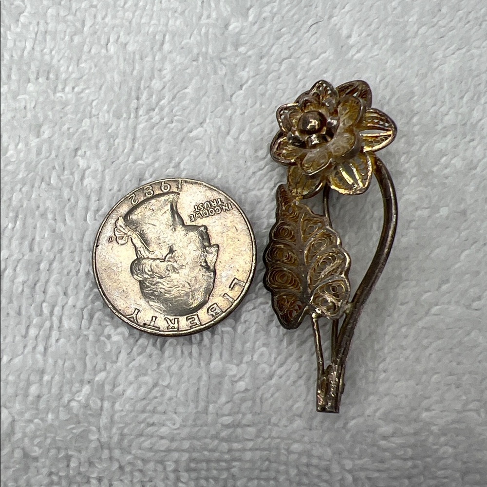 Antique Elegant Gold floral brooch in floating frame - Picture 5 of 5